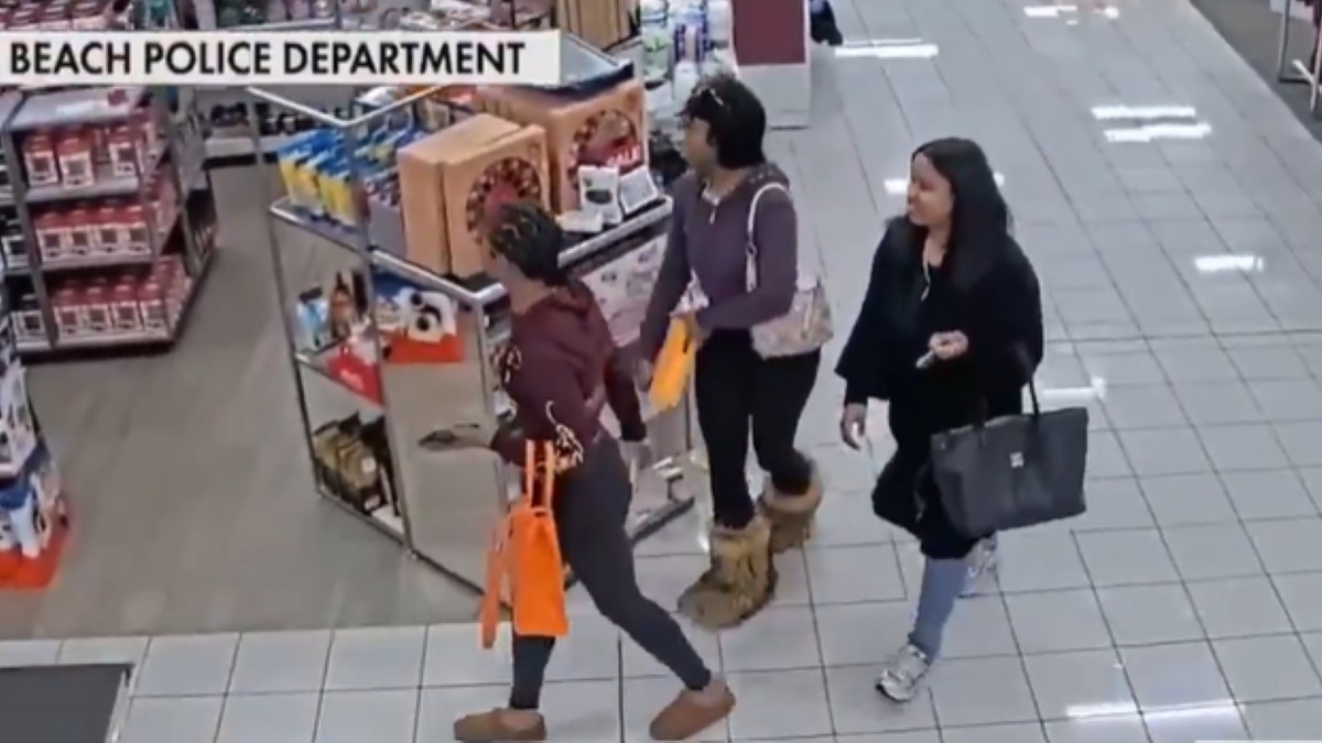 Trei femei din SUA au fost surprinse în timp ce furau dintr-un magazin. Foto Captură video X