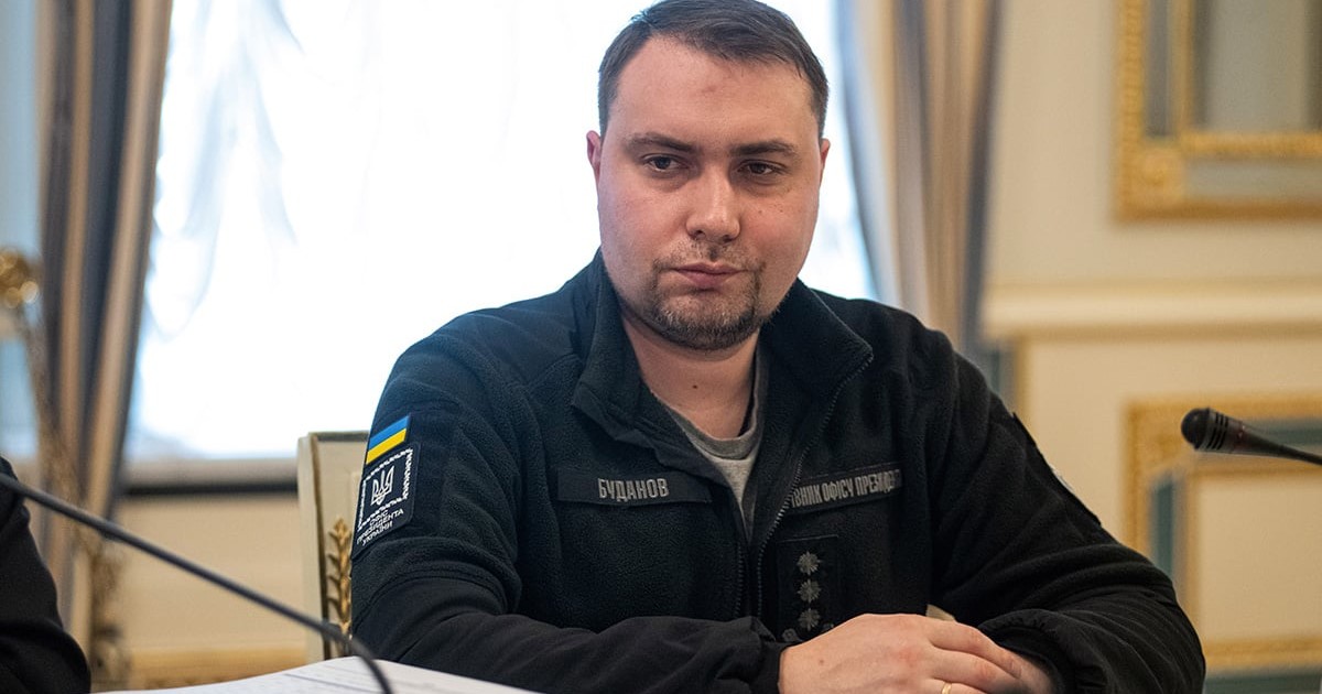 Kirilo Budanov îmbrăcat într-o haină de culoare închisă, pe umăr are o emblemă cu steagul Ucrainei.