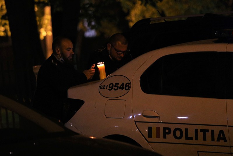 Doi polițiști, în apropiere de biserică, după ce au luat Lumină Sfântă