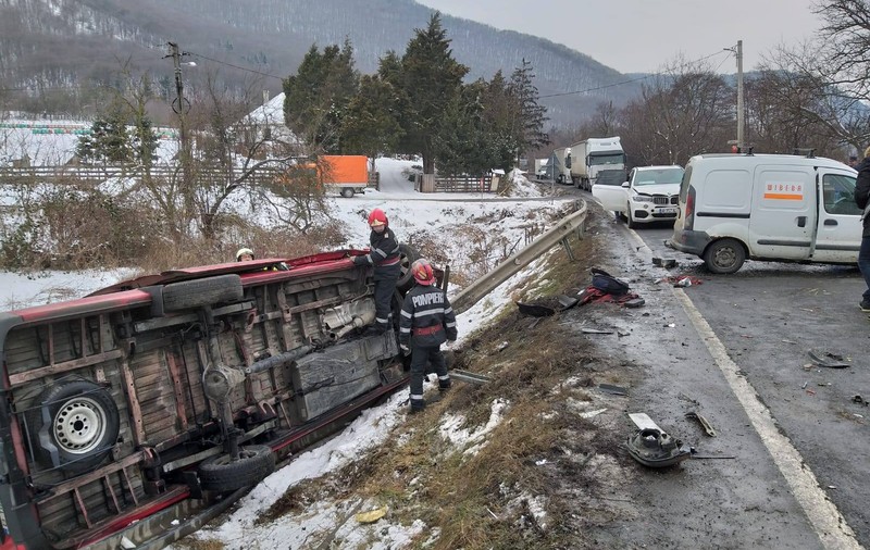 Microbuz cu nouă persoane, implicat într-un accident în lanț în județul Hunedoara / FOTO