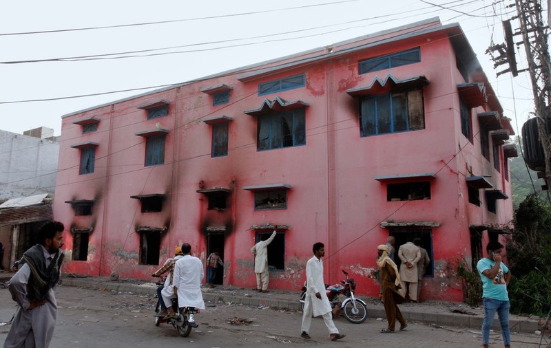Biserici și case incendiate în Pakistan de musulmani care acuză membri ai comunității creștine de profanarea Coranului