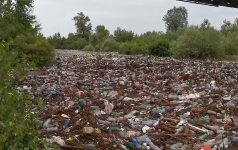 VIDEO | Imagini dezolante: râul Olteț a fost acoperit de pet-uri aduse de viituri