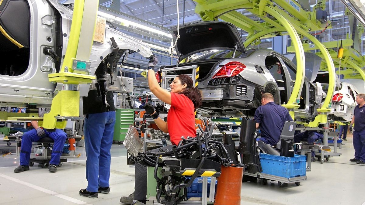 Un muncitor din uzinele germane Mercedes este remunerat în medie cu 22,95 euro pe oră brut, tarifele variind între 20,51 euro și 26,13 euro în funcție de calificare. Foto: Getty Images