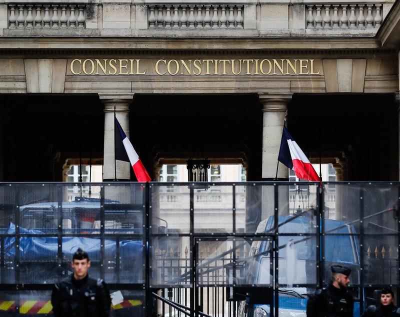Macron a promulgat rapid legea care crește vârsta de pensionare, în ciuda protestelor, după ce a primit undă verde de la Consiliul constituţional