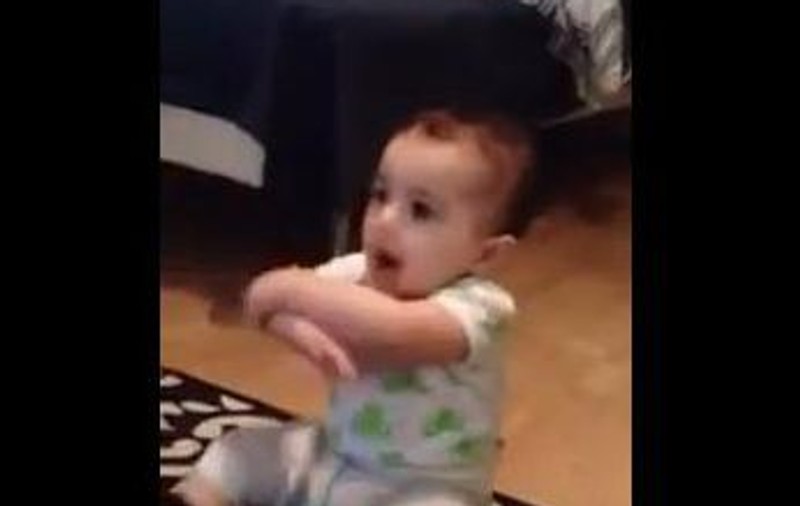 Un copil de şapte luni dansează "Gangnam Style" şi a adunat aproape un milion de vizualizări pe YouTube | VIDEO