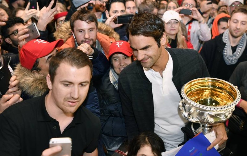Federer s-a întors acasă. La aeroport, a făcut baie de mulțime. Revine pe teren peste o lună / GALERIE FOTO