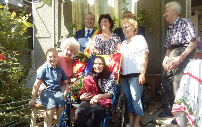 O femeie din Galaţi care împlineşte o sută de ani a fost sărbătorită de autorităţi în curtea casei/ FOTO
