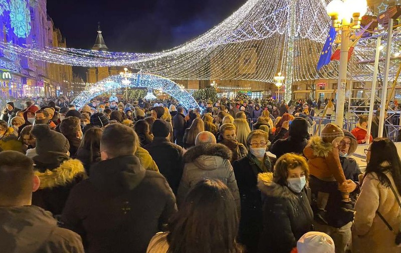 Cozi și aglomerație la târgul de Crăciun din Timișoara, care s-a deschis de Ziua Națională