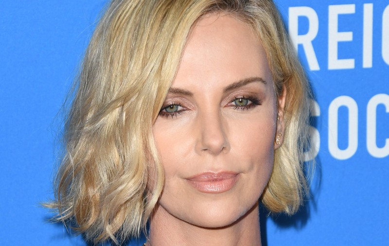 Charlize Theron, impecabilă la plajă. Trup perfect la 43 de ani | FOTO