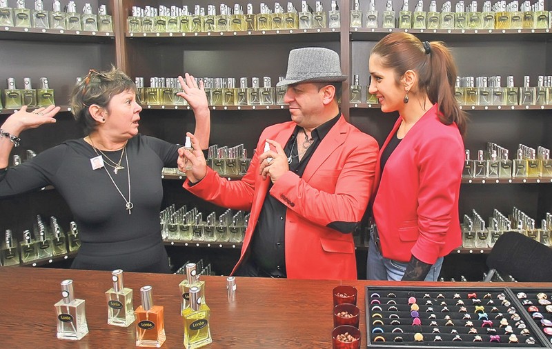 «A împuşcat-o» pe Pandrea cu parfum! Gazi Demirel şi Anca s-au ţinut de şotii într-un magazin | FOTO
