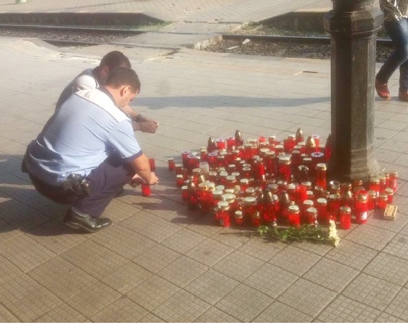 Peronul unde a fost ucis polițistul din Suceava, transformat în loc de pelerinaj. Zeci de lumânări au fost depuse în memoria lui Sorin Vezeteu