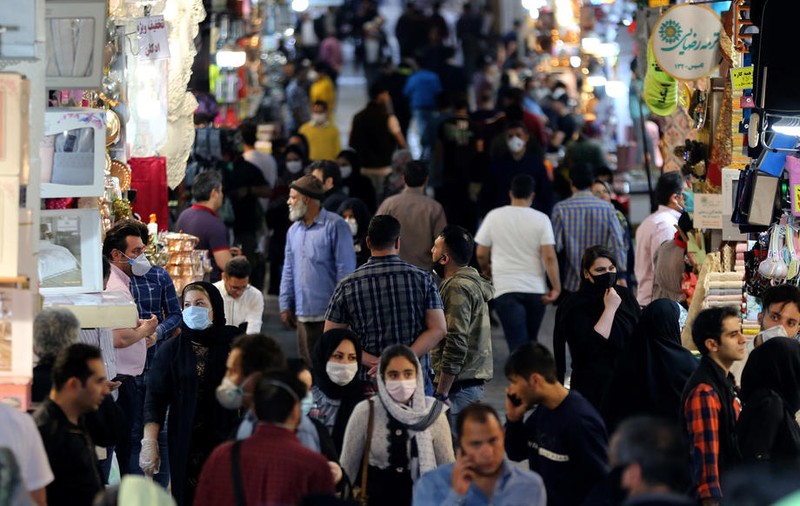 728 de iranieni au murit după ce au băut metanol. Au crezut că se vor proteja de coronavirus