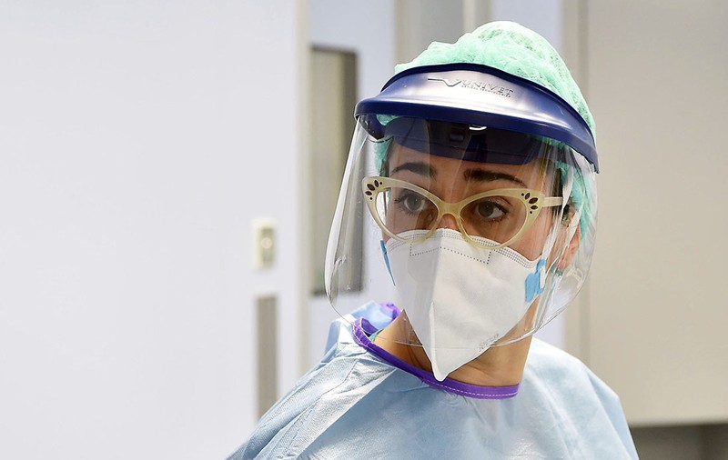Inspirat de cei doi români din Insulele Canare, un bărbat din Argeș, cu afacerea oprită, a comandat ieri o imprimantă 3D pe care a dat 1.200 de euro ca să facă viziere ce le va dona