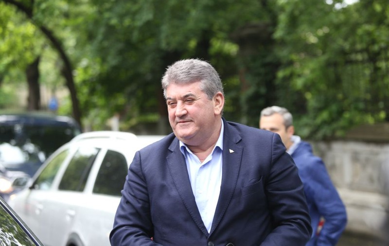 RISE Project: Gabriel Oprea a vândut la licitație trei tablouri cu 44.000 de euro