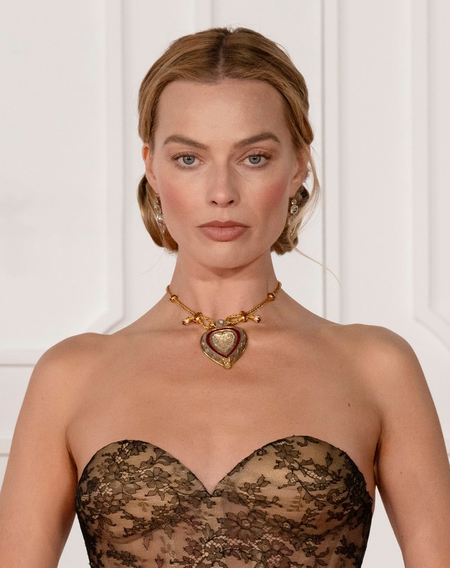 Margot Robbie, apariție uimitoare cu colierul iconic al lui Elizabeth Taylor. Cum arată bijuteria evaluată la opt milioane dolari