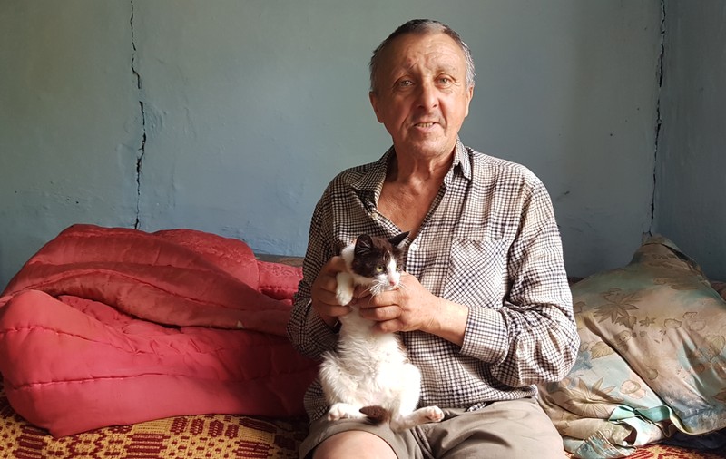 Darul unor săteni din Dâmbovița și al unei asociații pentru un bărbat invalid, cu un fiu bolnav, care trăiește din 142 de lei pe lună: îi vor reconstrui casa