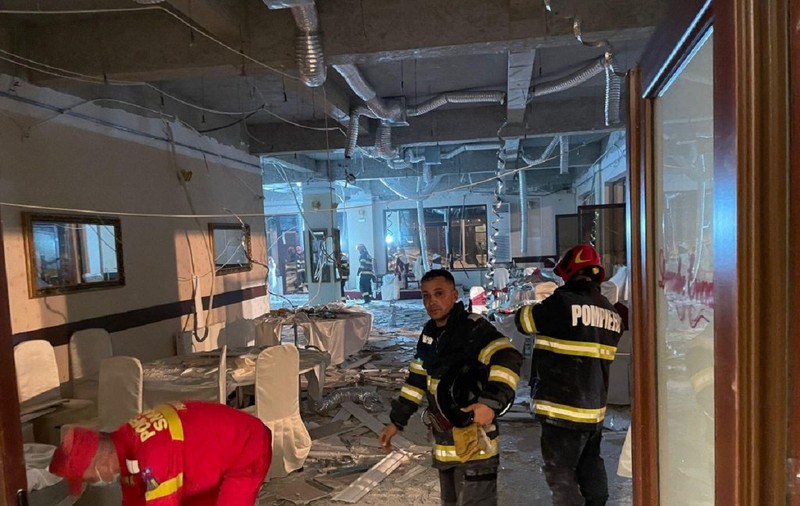 Tavanul unui restaurant a căzut peste mese, într-un restaurant din Brăila în care se aflau zeci de oameni