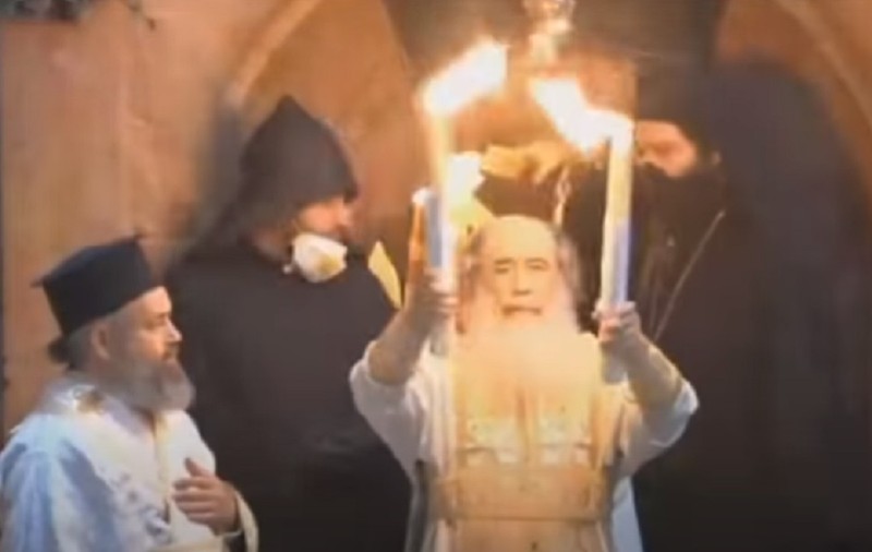 VIDEO | Câțiva credincioși ortodocși din Ierusalim au asistat la aprinderea Luminii Sfinte, în ciuda pandemiei de coronavirus