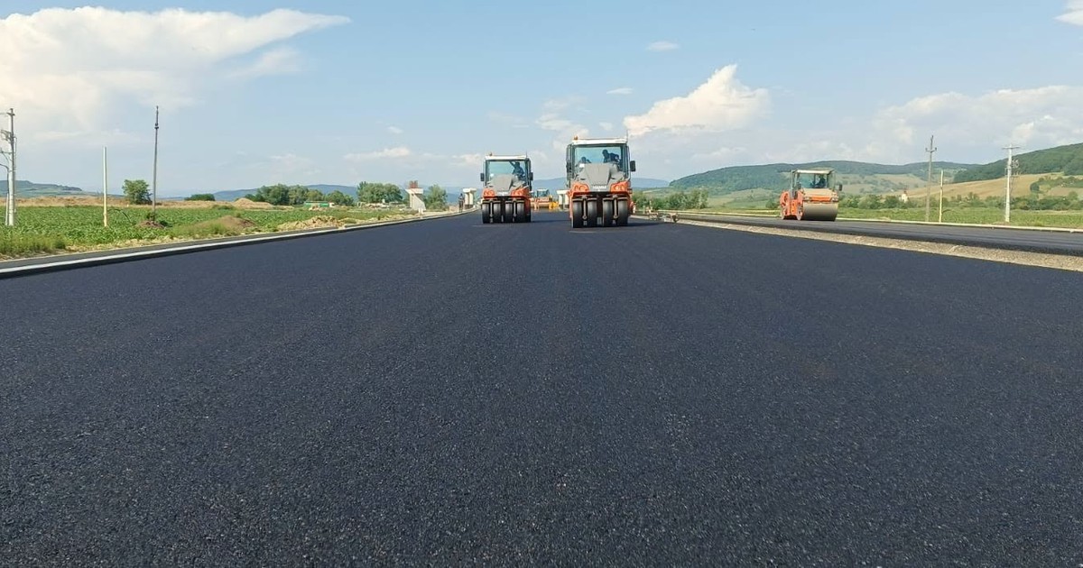 Utilaje care asfalteaza o autostradă din România