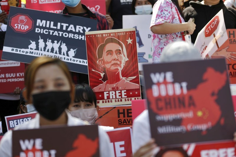 Protestatarii cer eliberarea lui Aung San Suu Kyi | FOTO: EPA