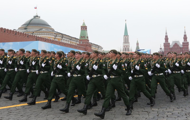 Cum arată distanțarea socială în Rusia: repetiție cu 15.000 de militari, în plină pandemie de COVID, pentru parada din 9 mai