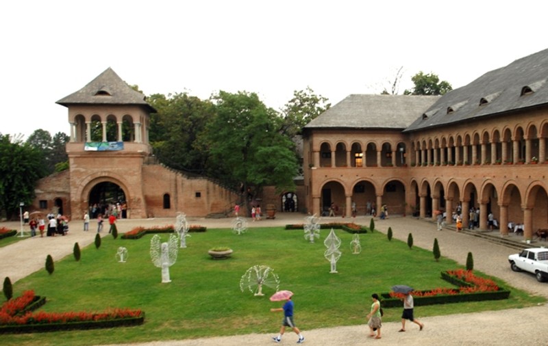 Petrecere la Palatul Mogoşoaia
