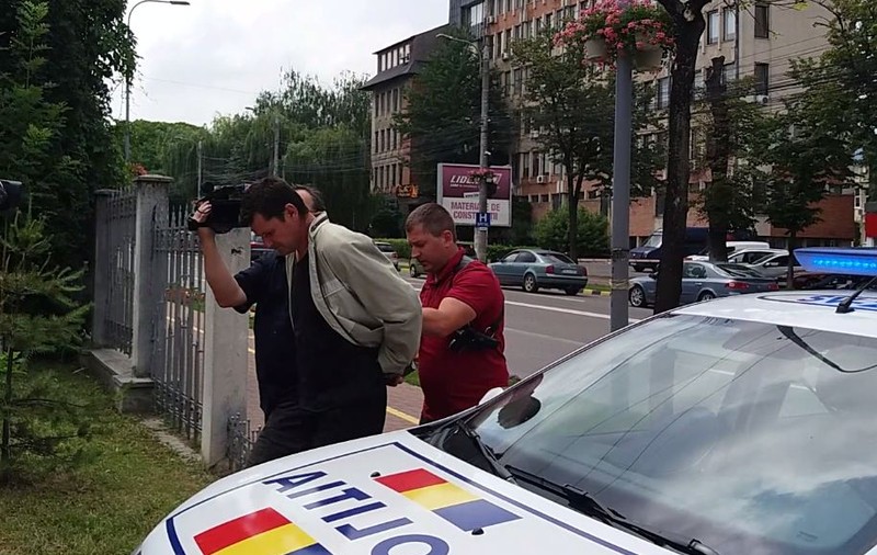 Un bărbat a aruncat cu pietre într-un tren, în Moldovița, apoi s-a ascuns în munți. După câte zile a fost prins
