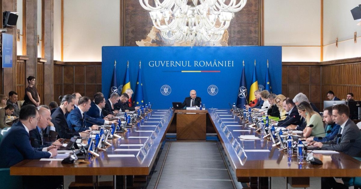 Ședință de guvern cu miniștrii, iar în capul mesei este premierul Ilie Bolojan, București, 9 aprilie 2026
