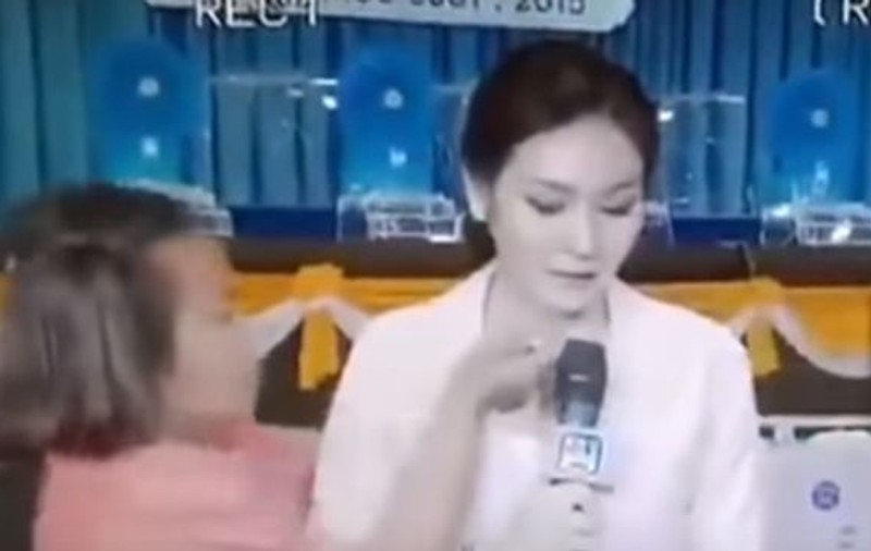VIDEO | O prezentatoare TV a fost atacată de o femeie în timpul unei emisiuni live