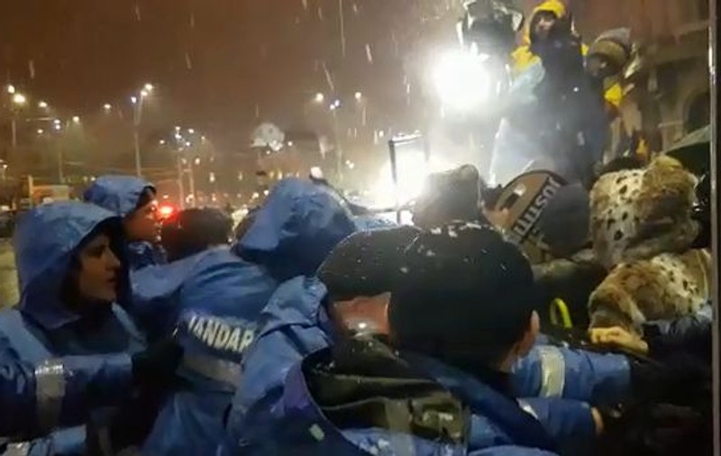 Jandarmul care a lovit un bătrân a fost identificat. Marian Godină spune că este același care l-a protejat pe Liviu Dragnea (FOTO)