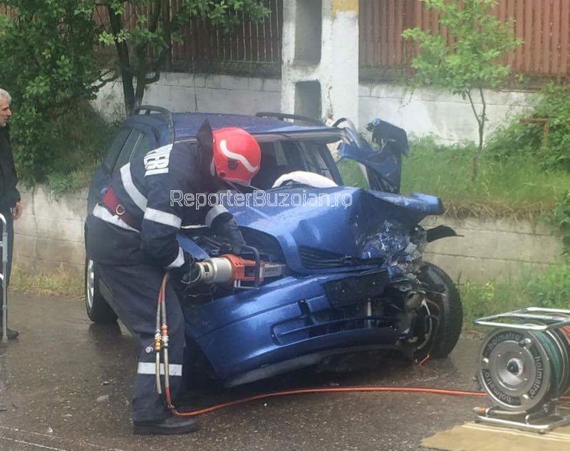 Șase oameni, răniți într-un accident în județul Buzău. Impact violent între două mașini