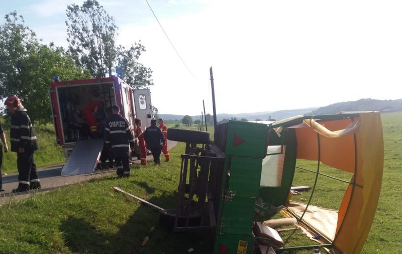 VIDEO | Nouă turiști străini s-au răsturnat cu căruța în județul Sibiu. Vizitiul era beat!