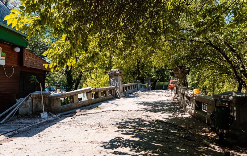 La mai bine de un an după ce Podul Mare din Parcul Cișmigiu s-a prăbușit, Primăria Capitalei anunță începerea lucrărilor de reparare