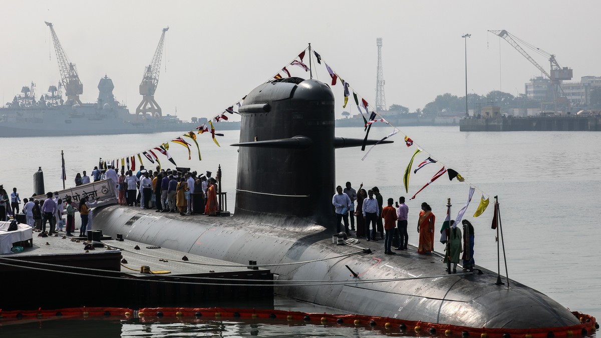 Submarin pe mare