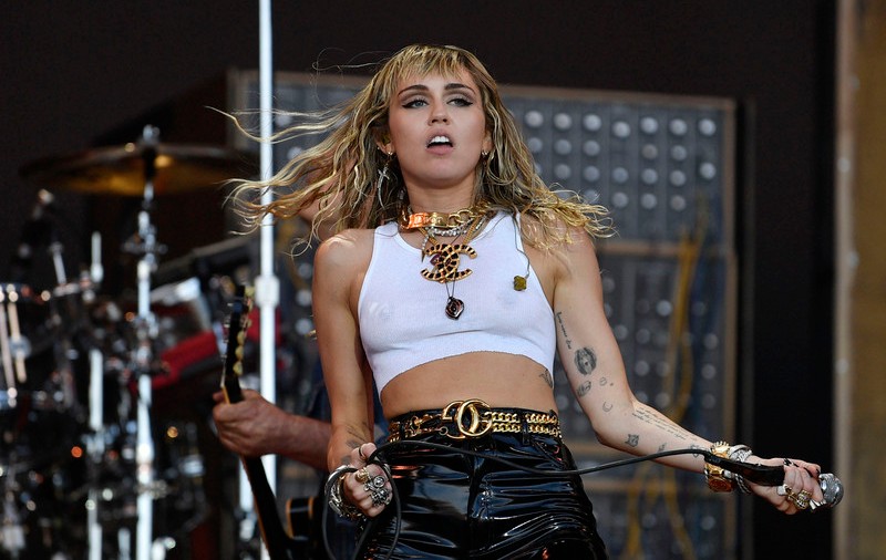 Miley Cyrus și-a făcut două tatuaje noi. Ce mesaje a ales vedeta