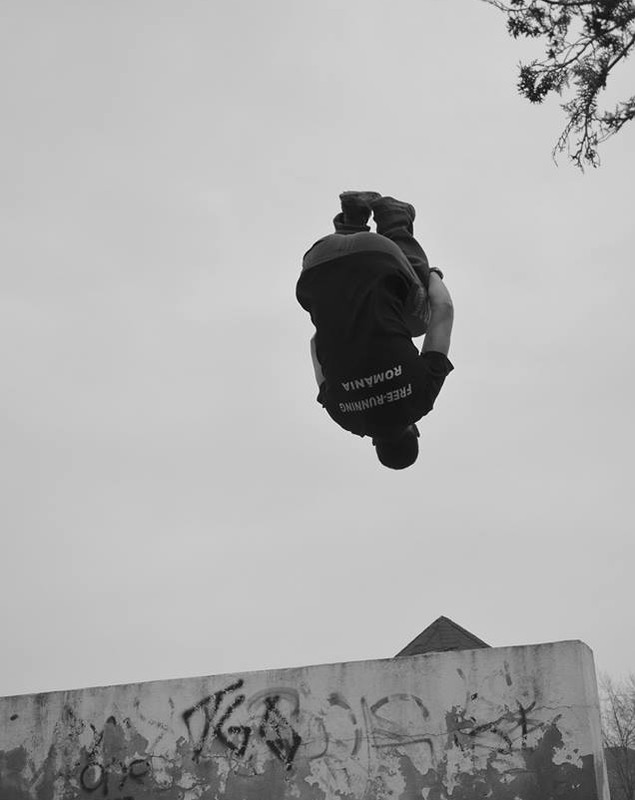 Povestea băiatului care îți poate fura blugii de pe balcon, dacă-i ai la uscat, pe sârmă! ^Este săritor din cale afară și vede deseori lumea cu susul în jos! GALERIE FOTO & VIDEO