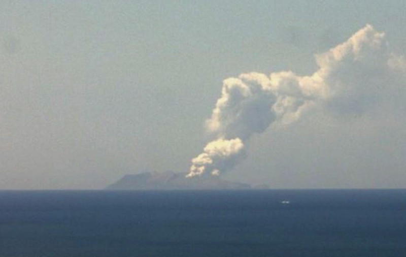 Turiști surprinși în craterul unui vulcan în momentul erupției. Cel puțin cinci persoane au murit
