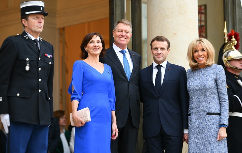 GALERIE FOTO / Carmen Iohannis a impresionat cu ținutele purtate la Paris. Ea și Brigitte Macron au fost în centrul atenției
