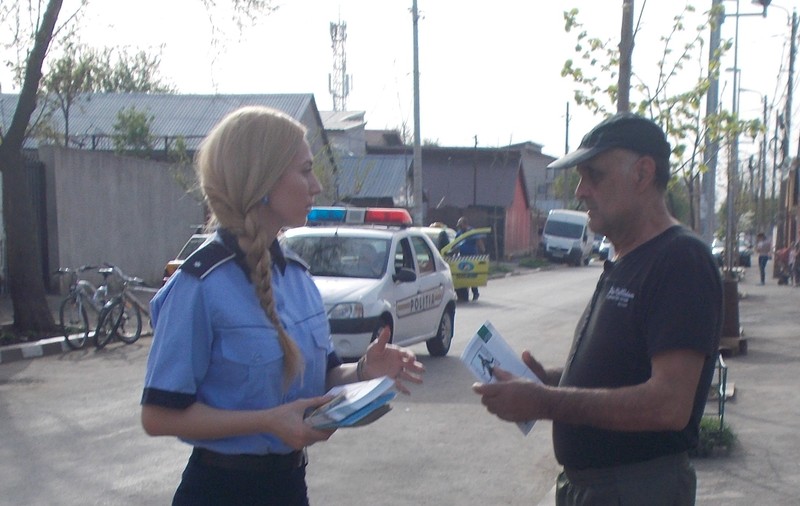 Polițiștii i-au ”școlit” pe oameni, în stradă, cum să se apere de hoți