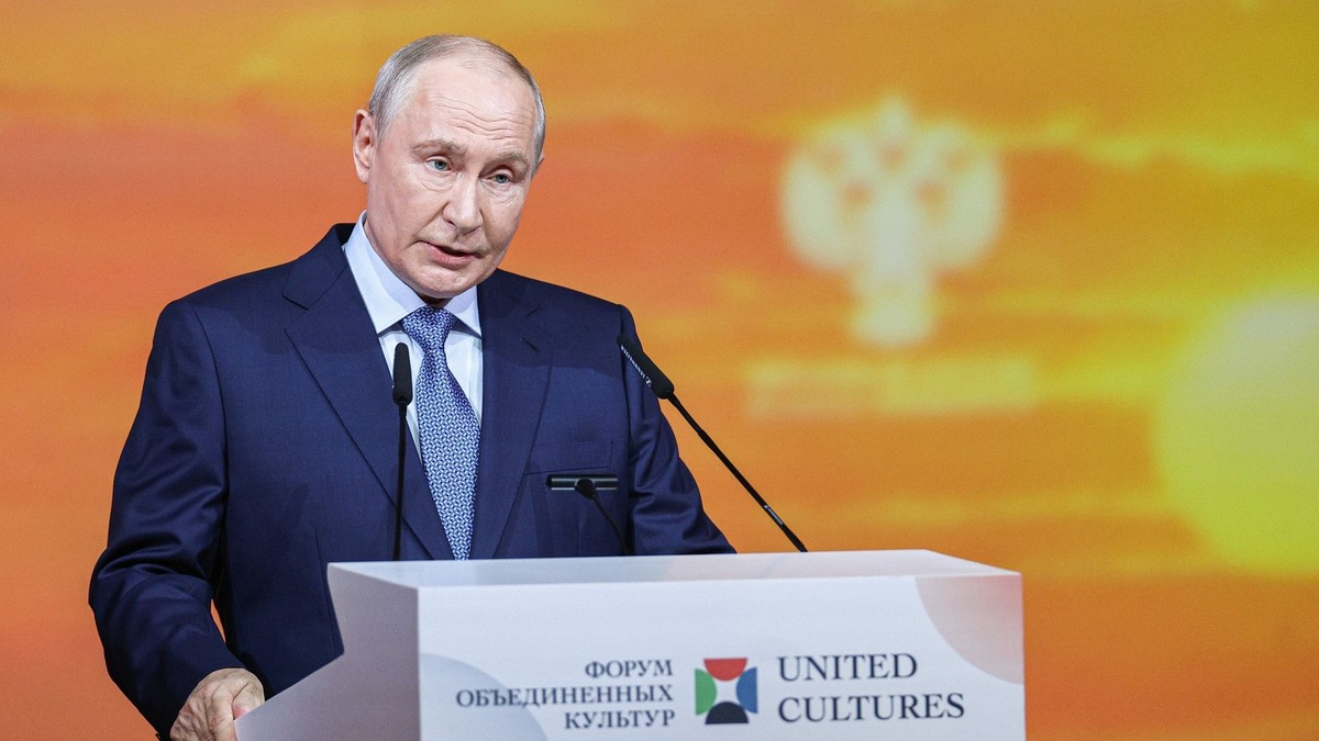 Vladimir Putin, la tribuna Forumului Cultural Internațional de la Sankt Petersburg Sursa foto: Profimedia