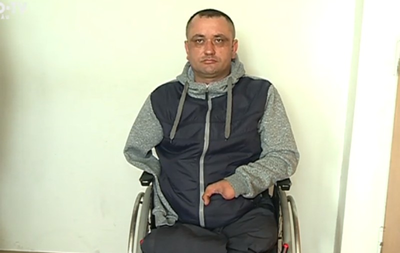 Un bărbat fără mâini și fără picioare ar fi bătut un polițist din Moldova. Are un singur deget și a fost condamnat la închisoare