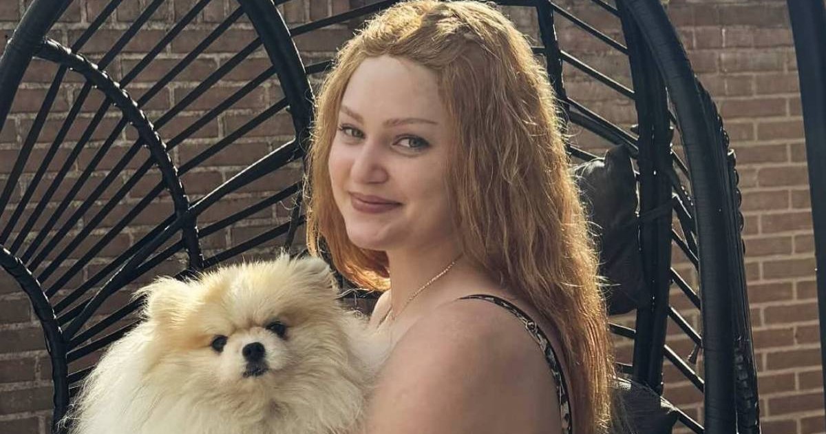 In imagine o tanara din Falticeni, Romania, cu parul desfacut , tine un brate un catelus alb, cu blana mare. Andreea Anita are nevoie de 2.3 milioane de dolari