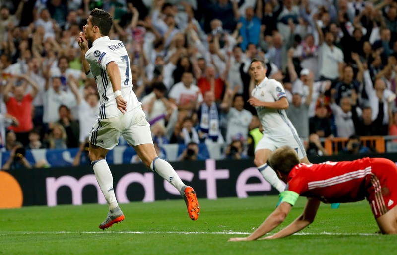 epa05914055 Real Madrid's Portuguese striker Cristiano Ronaldo (L) jubilates his goal against Bayern Munich during the Champions League quarter finals second leg soccer match between Real Madrid and Bayern Munich played at Santiago Bernabeu's stadium in Madrid, Spain on 18 April 2017. EPA/JUANJO MARTIN