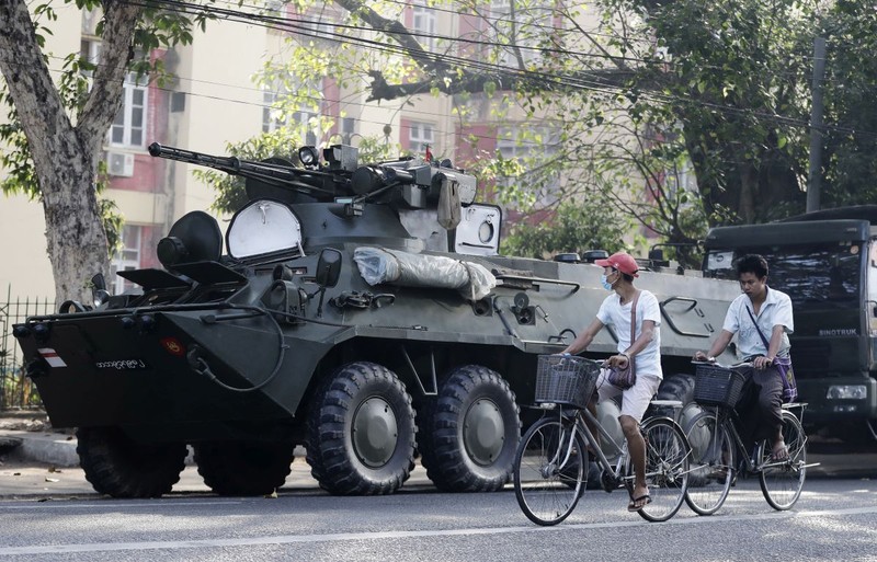 După mai multe zile de proteste, armata a trimis blindatele pe străzi în Yangon | FOTO: EPA