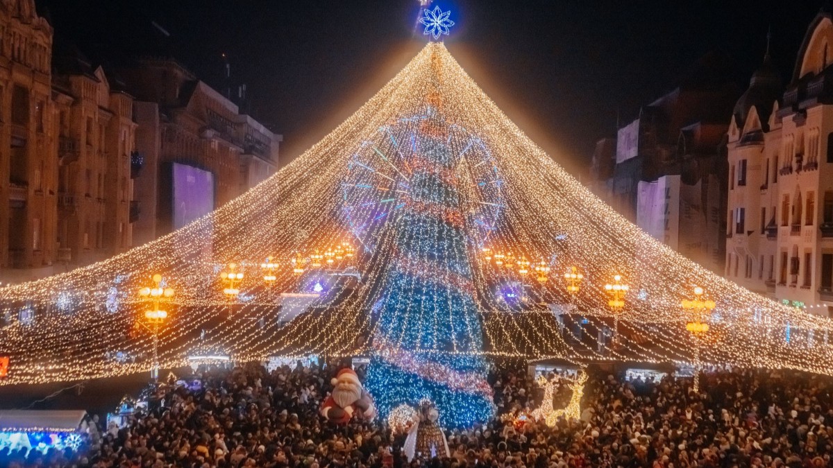 Imaginea surprinde atmosfera de sărbătoare de la Târgul de Crăciun din Timișoara, cu un brad din luminițe.