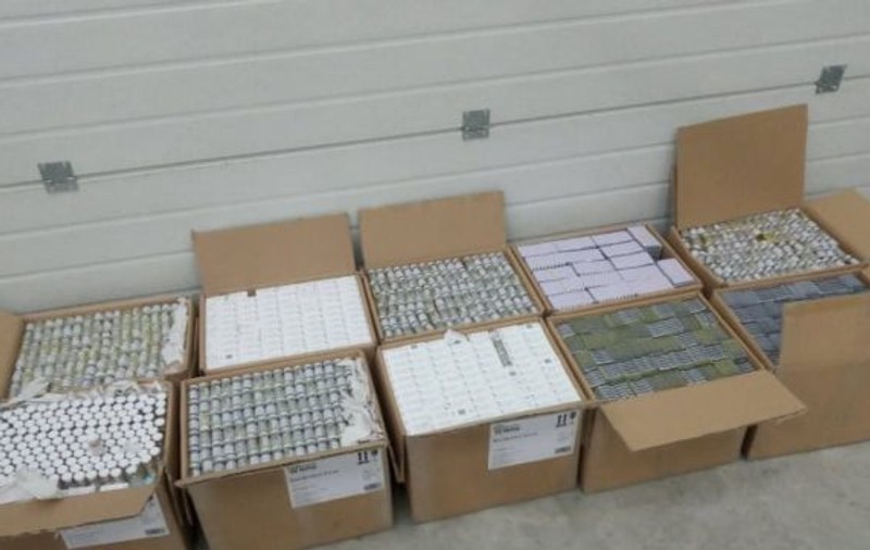 Substanțe interzise, de 460.000 de dolari, găsite într-un microbuz al Ambasadei Moldovei în Rusia. Ambasadorul, chemat de urgență la Chișinău