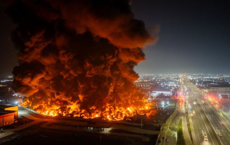 Incendiu uriaș la o uzină chimică din Chile. Au fost explozii, iar flăcările au avut peste 15 metri