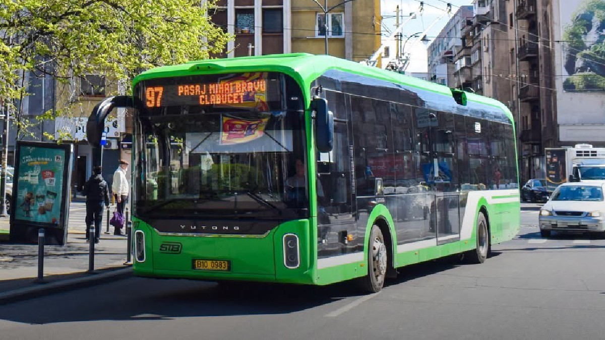 Un autobuz STB aproape de stație