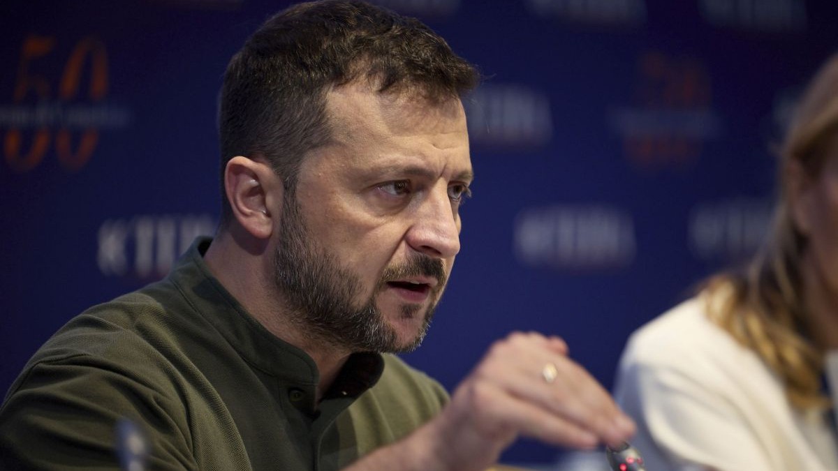 Președintele Ucrainei, Volodimir Zelenski, dă din mână și explică ceva