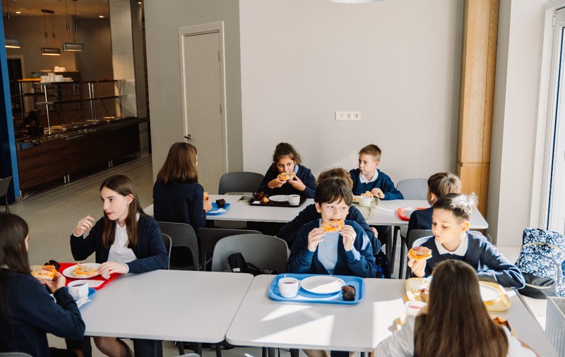 O elevă de 9 ani a fost dată afară de la masa de prânz dintr-o școală religioasă din Spania, din cauza datoriilor familiei